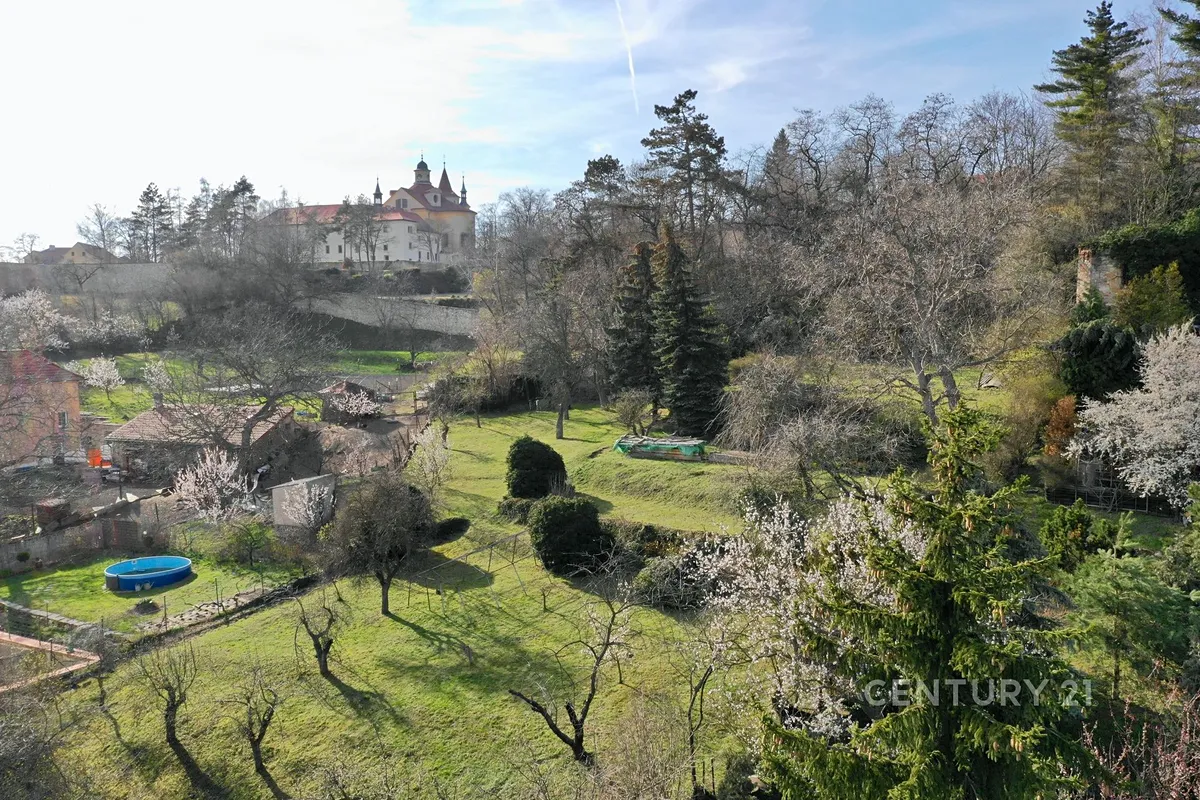 Prodej stavebního pozemku 2725 m²
